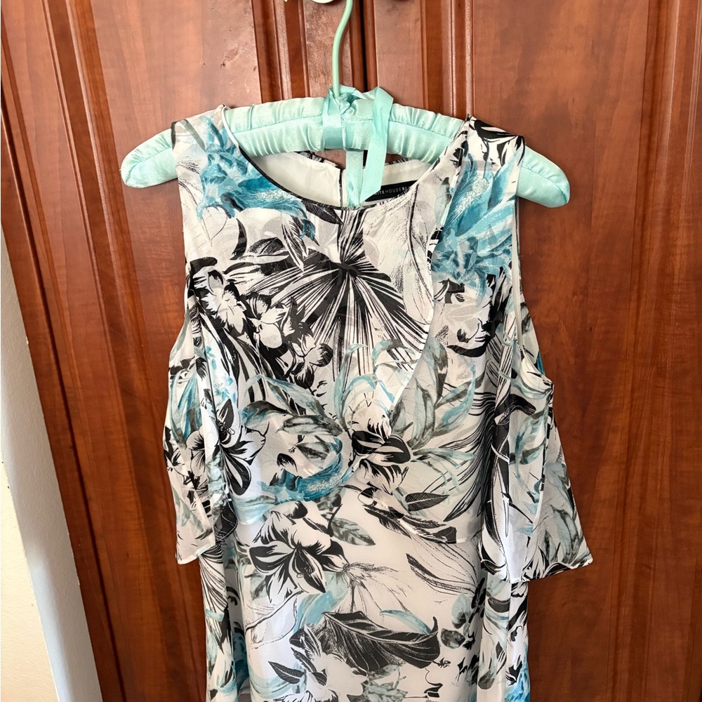 WHITE HOUSE BLACK MARKET WHITE,BLUE & BLACK SLEEVELESS FLOWERED BLOUSE SIZE M